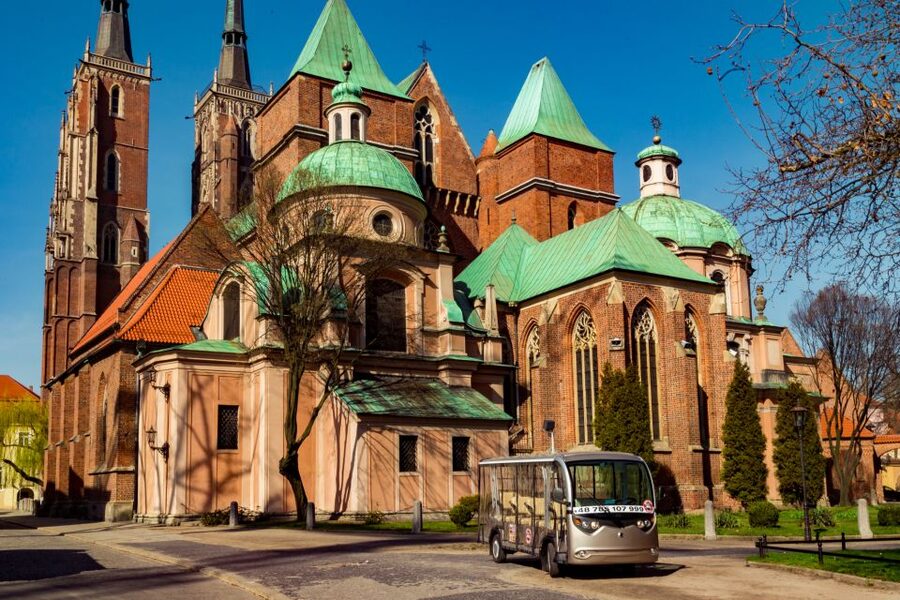 Wroclaw: E-Car Tour and Audio Guide - Guides and audio: how the story lands in your language