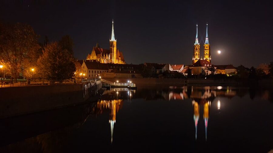 Wroclaw: Guided City Night Tour (2 hours) - Medieval stopovers: the prison, the fencing fountain, and why small sites matter