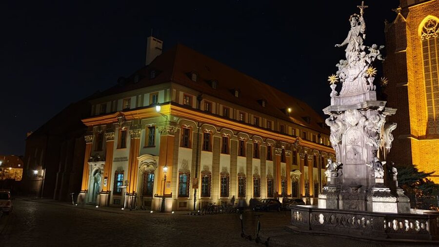 Wroclaw: Guided City Night Tour (2 hours) - Bridges and the Oder promenade: walking the river feel without overplanning