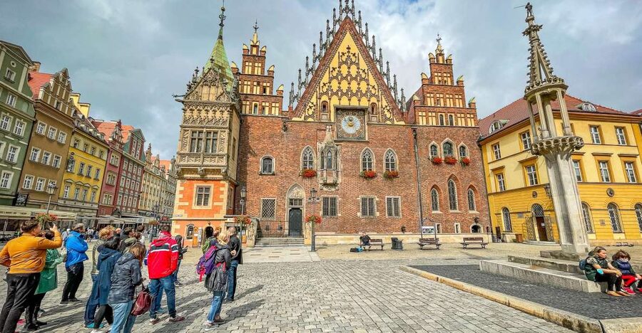 Wrocław: Old Town and Ostrów Tumski Walking Tour in English - Town Hall Gothic walk-through, what to look for
