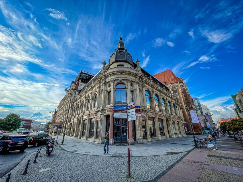 Wrocław: Old Town and Ostrów Tumski Walking Tour in English - Ostrów Tumski island: bridges count, stories connect