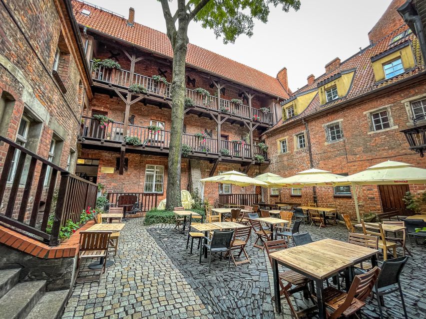 Wrocław: Old Town and Ostrów Tumski Walking Tour in English - What makes the guide experience work in 150 minutes