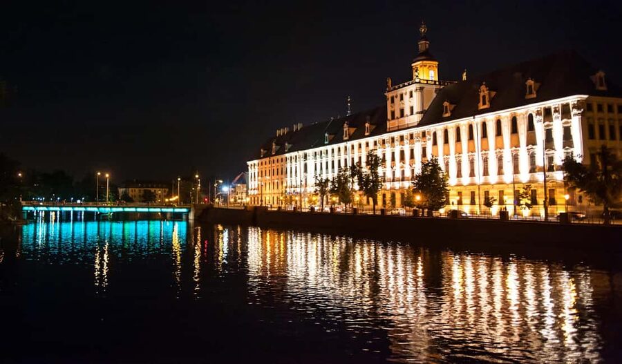 Wroclaw: Ticket for Old Town Christmas Cruise by Heated Ship - Onboard Comfort: Heated Deck, Restroom, and Safety First